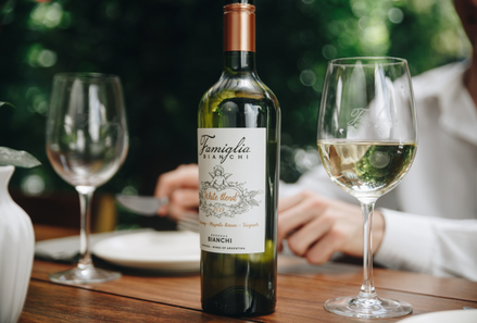 ¿Cómo disfrutar un vino blanco entre amigos?